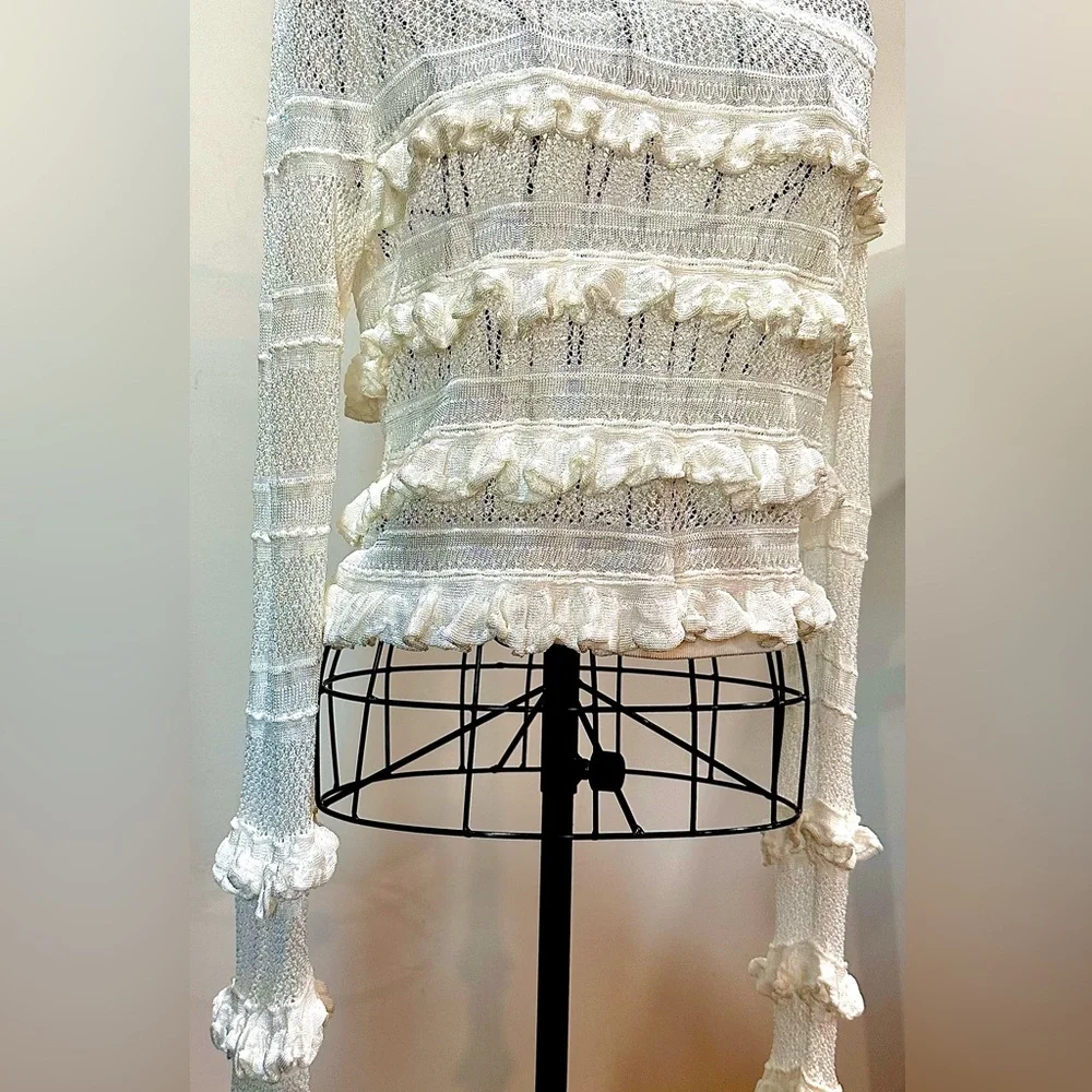 ANTHROPOLOGIE WHITE RUFFLE CROCHET KNIT CROPPED SWEATER TOP. Size MEDIUM. - Picture 4 of 11